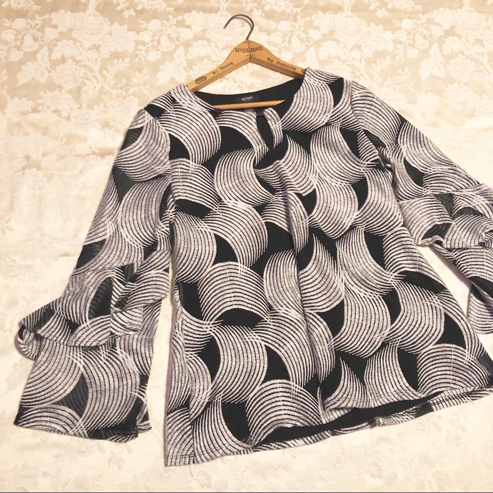 Alfani Petite | Wind Wave Black & White Flow Sleev